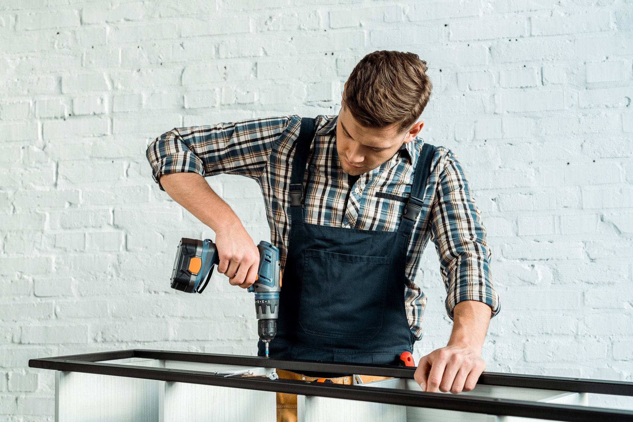 concentrated-installer-holding-hammer-drill-near-r-2023-11-27-05-20-41-utc-1